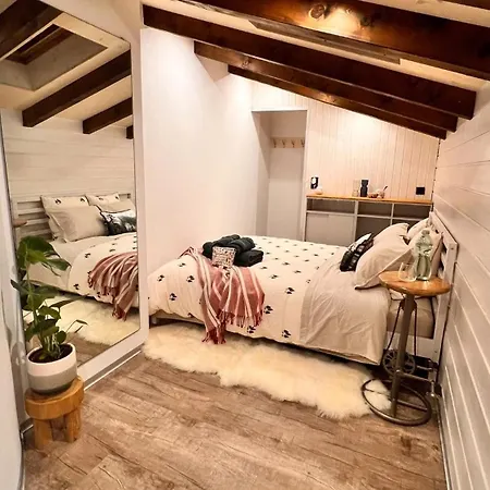 Cozy Alpine Attic Apartman