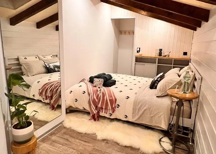 Cozy Alpine Attic Διαμέρισμα