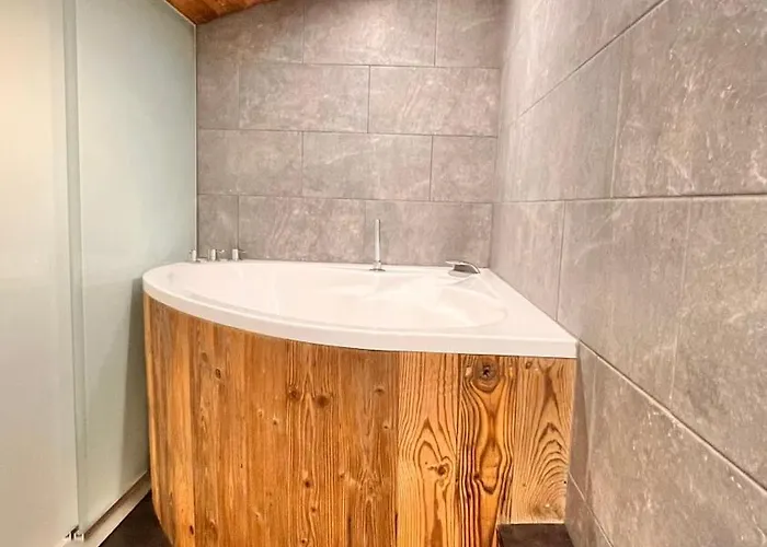 Cozy Alpine Attic Διαμέρισμα